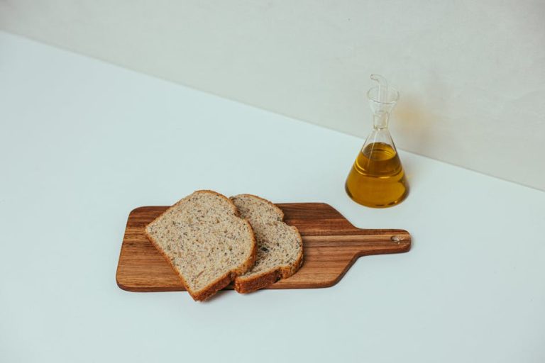 How to clean and oil a wooden cutting board