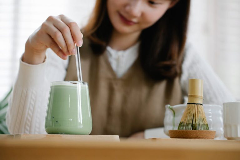 How to make matcha latte at home