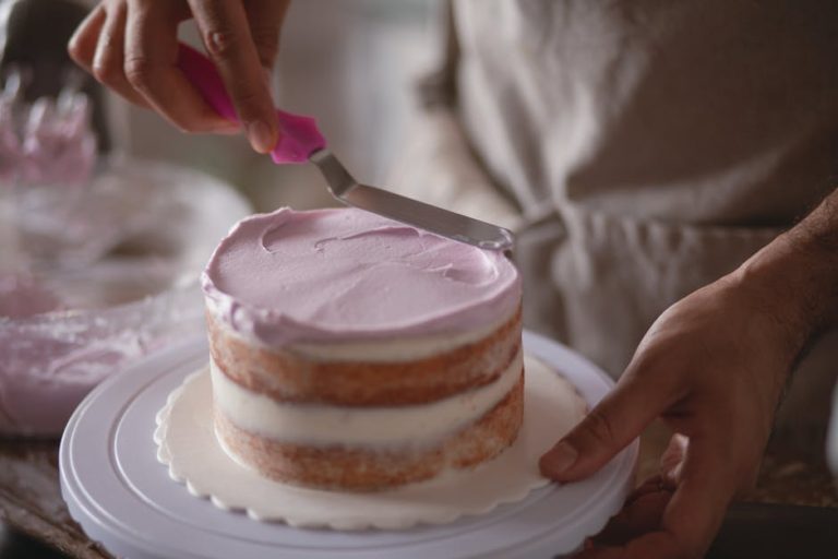 How to frost a cake with smooth sides